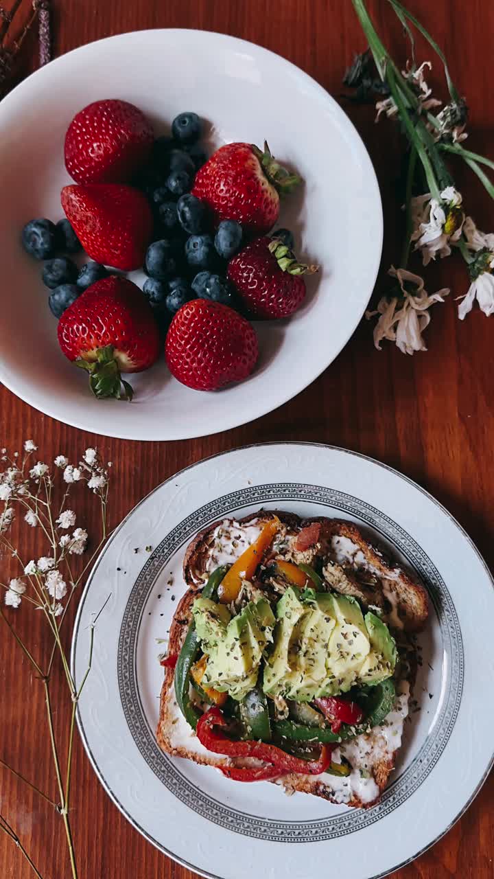 sándwich de desayuno saludable y fruta