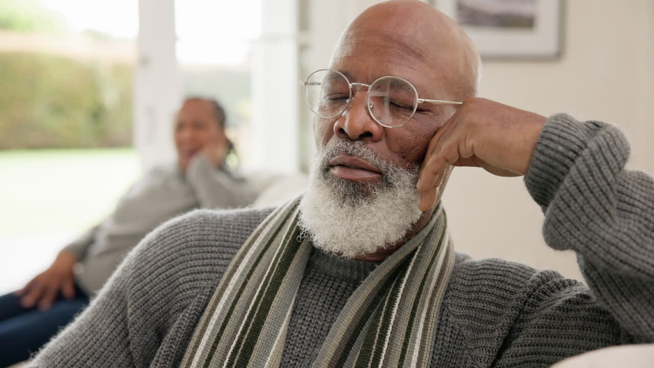 anciano, pareja y enojado en el sofá con conflicto