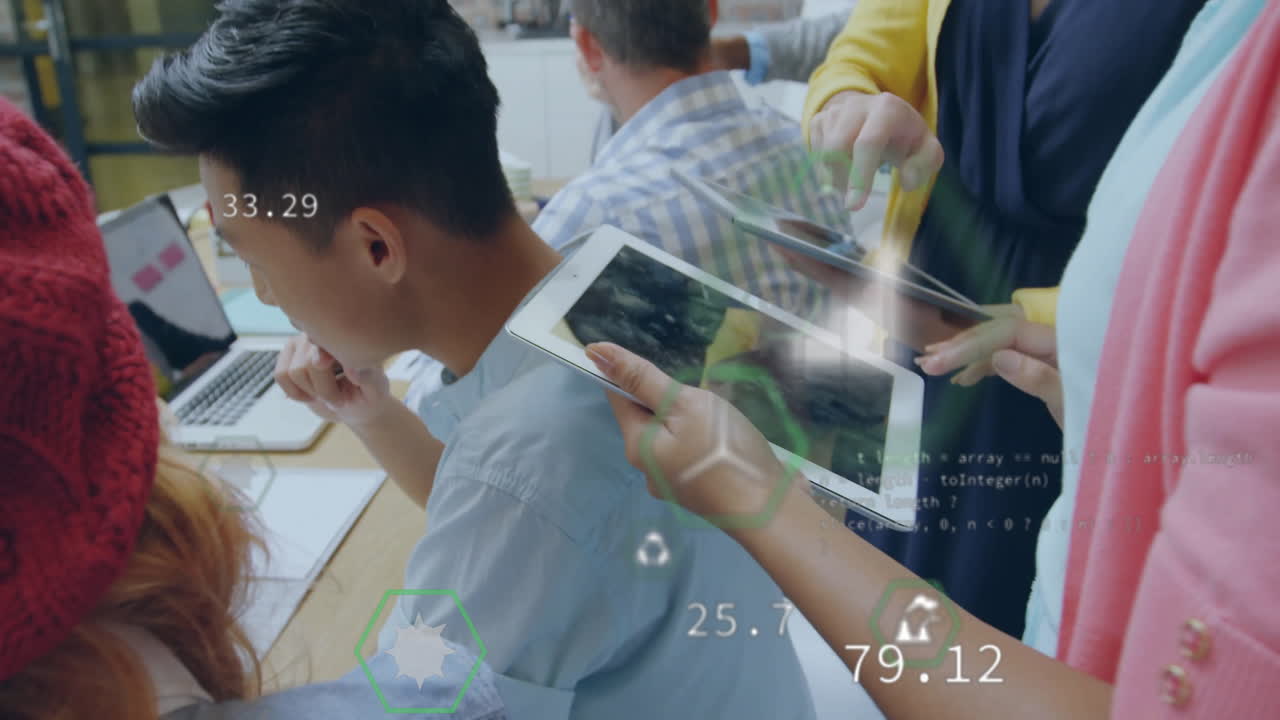 태블릿과 협력하고, 사람들이 코드를 프로그래밍하고, 데이터 시각화 애니메이션을 만들고,