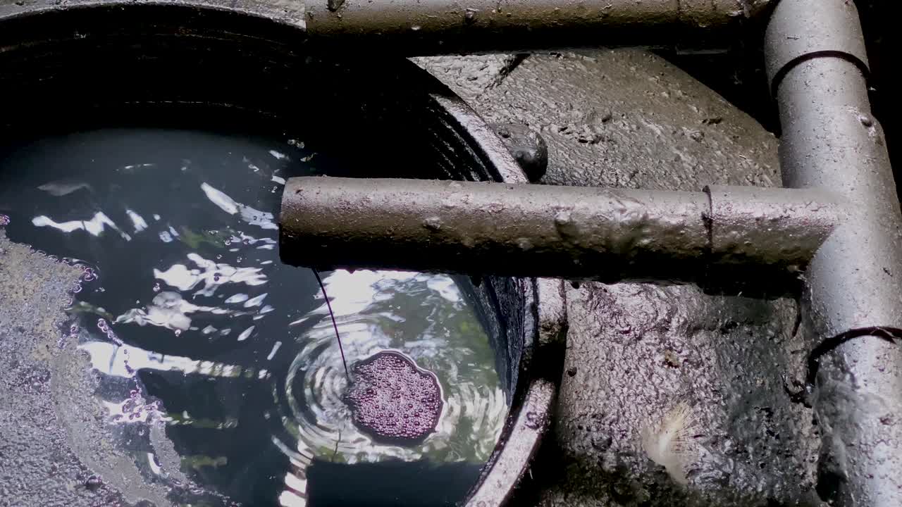 산업 페인트 공정에서 파이프에서 저장  ⁇ 크로 나오는 검은 화학 폐수