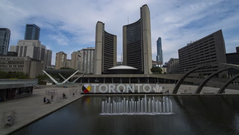 timelapse del letrero de la ciudad de toronto en un lugar turístico popular en la plaza nathan philips