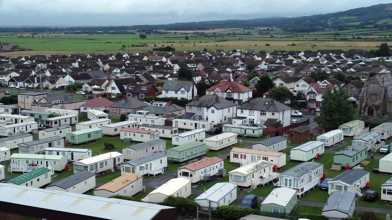 정적인 캐러밴 트레일러 해변가 스테이케이션 홀리데이 홈 캠프장 리조트 조감도 와이드 궤도 왼쪽