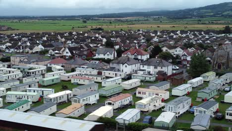 Statischer-Wohnwagenanhänger-Am-Strand-Staycation-Ferienhaus-Campingplatz-Resort-Luftaufnahme-Breite-Umlaufbahn-Links