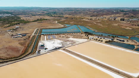 Lagos-Salados-O-Lagos-Salinos-Durante-La-Luz-Del-Sol-Y-El-Campo-Agrícola-En-El-Fondo---Europa,-Portugal