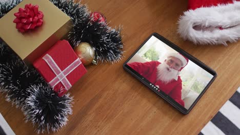 Hombre-Caucásico-Sonriente-Vestido-Con-Traje-De-Santa-En-Una-Videollamada-Navideña-En-Una-Tableta