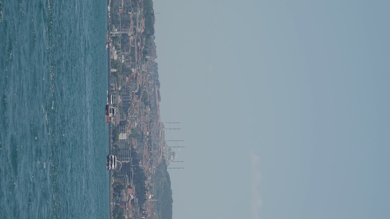 보스포러스 해협 에서 볼 수 있는 이스탄불 도시 풍경