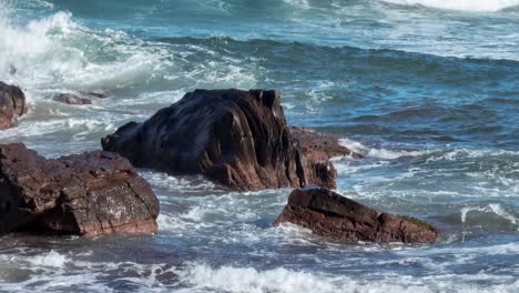 Wellen-Schlagen-über-Felsen-Am-Strand-Entlang