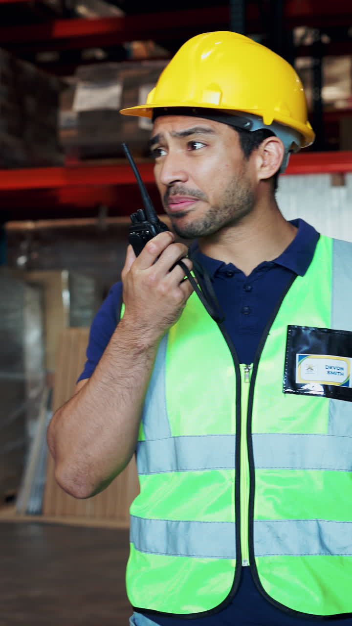 Operarios de almacén con walkie-talkies