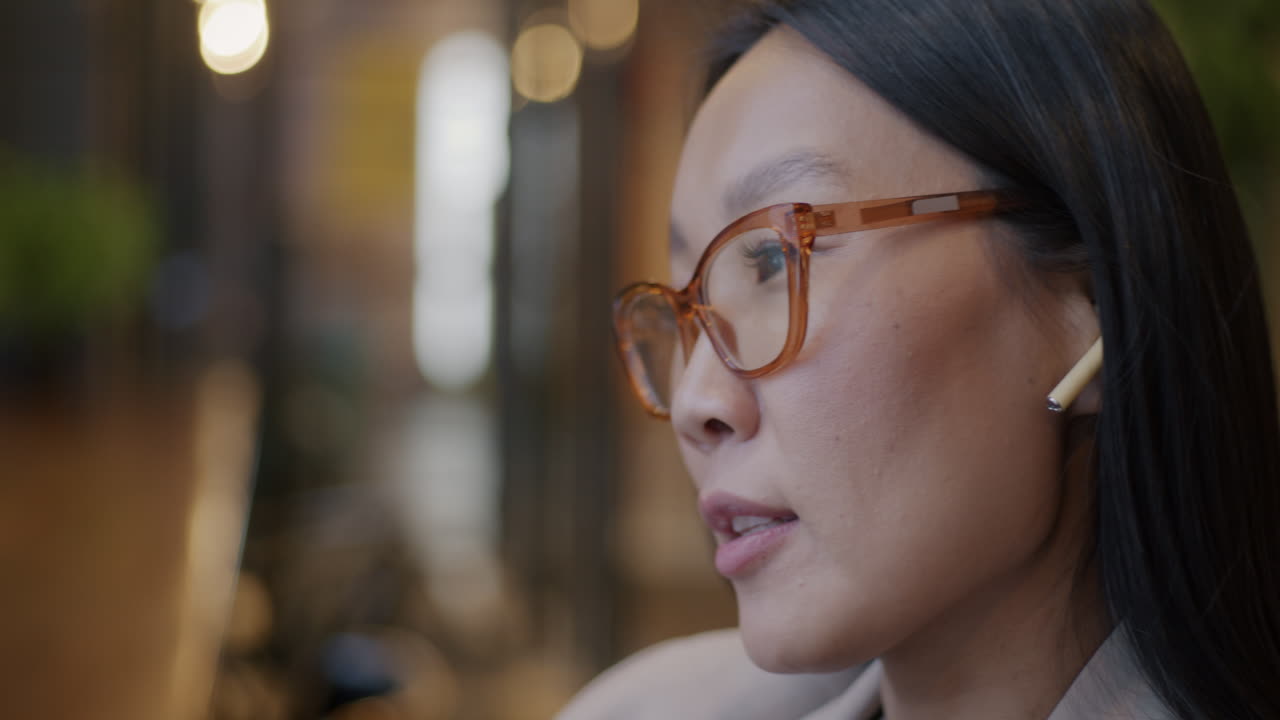 咖啡廳裡的女人