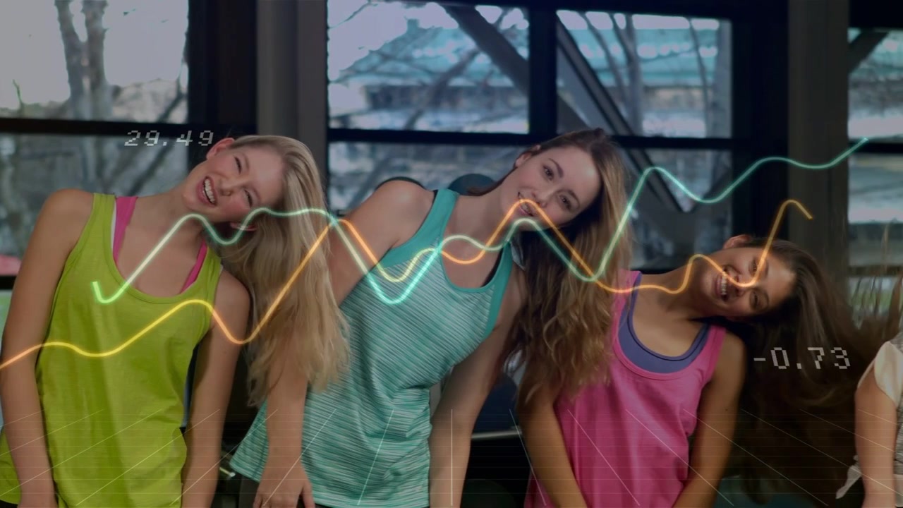Duas mulheres iniciando movimentos sincronizados com o cabelo, quatro mulheres fazendo rotina de exercícios, ondas rastreando o movimento.