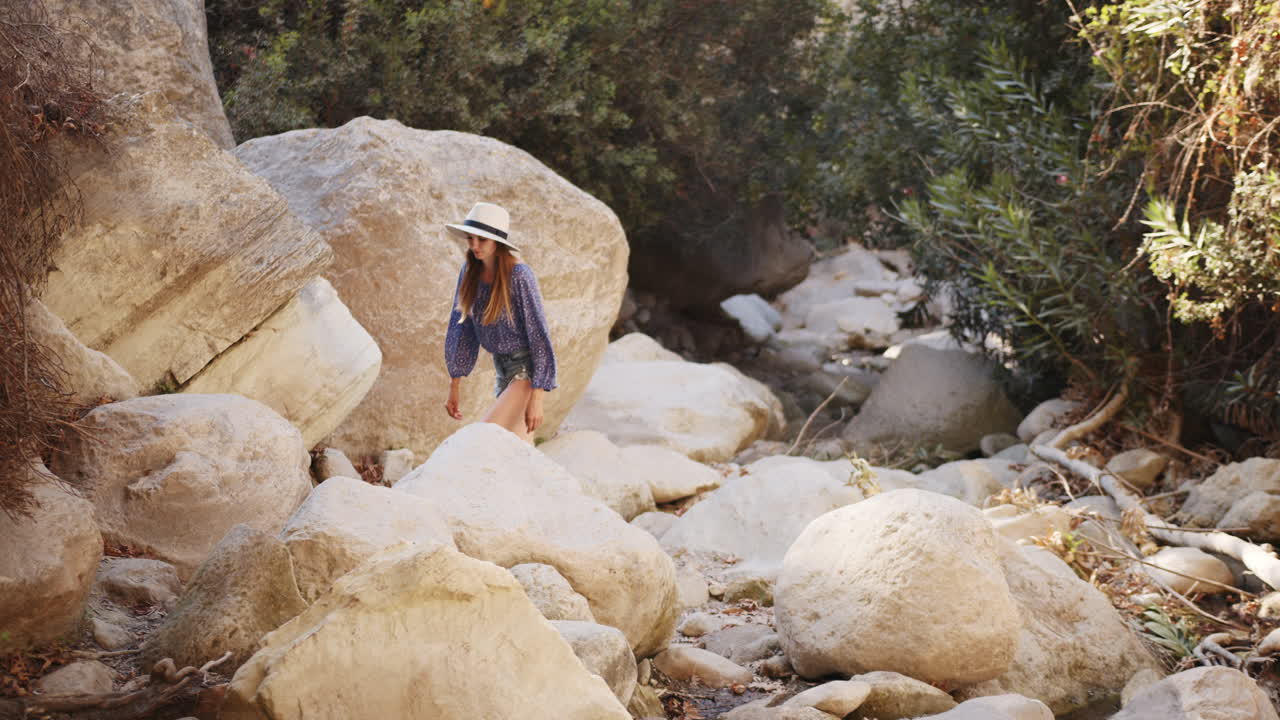 mujer caminando en un arroyo de montaña