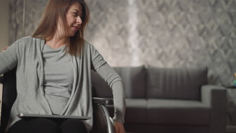 los niños activos ayudan a la mamá con discapacidad a mover la silla de ruedas