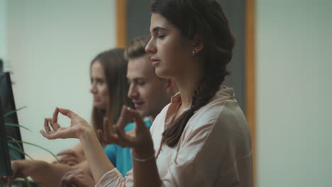 Müde-Frau-Meditiert-Im-Callcenter.-Erschöpfte-Dame,-Die-Beim-Yoga-Ruhig-Bleibt.