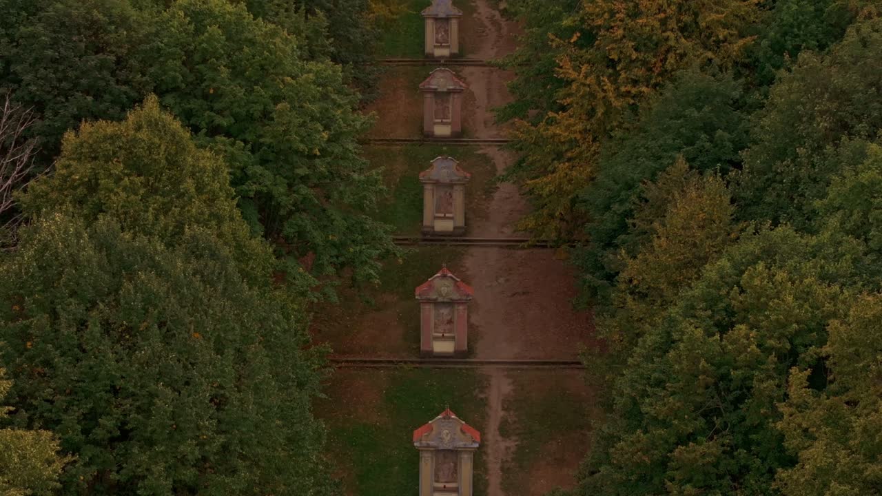 Hellig kapell sett gjennom gyllent høstløvverk, Tsjekkia