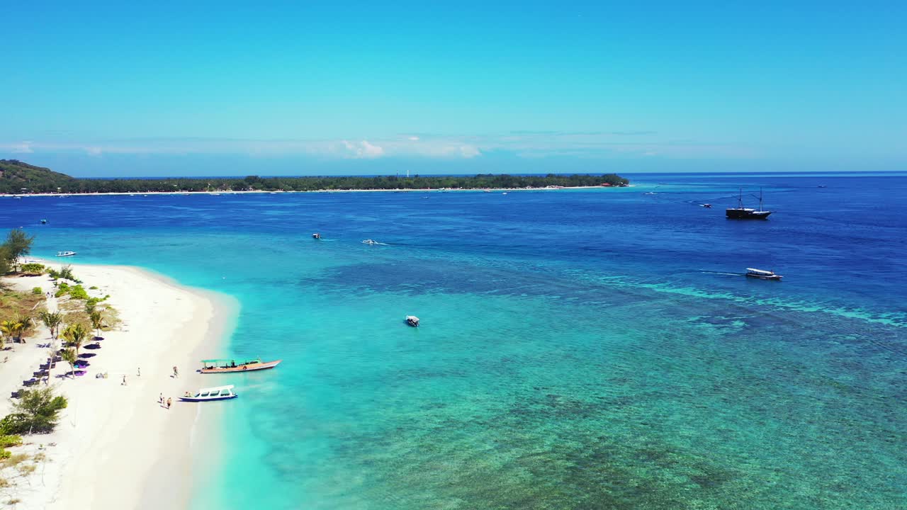 bahía tropical paradisíaca con playa de arena blanca y laguna tranquila azul turquesa donde los barcos flotan en un cielo brillante sobre una isla baja en indonesia