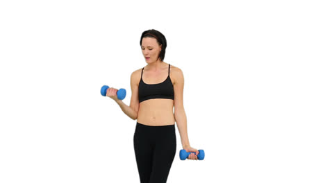 bruneta en forma levantando pesas