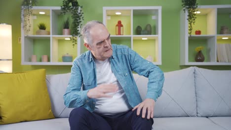 el viejo está cansado de estar solo.