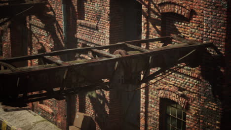 edificio industrial oxidado con una grúa