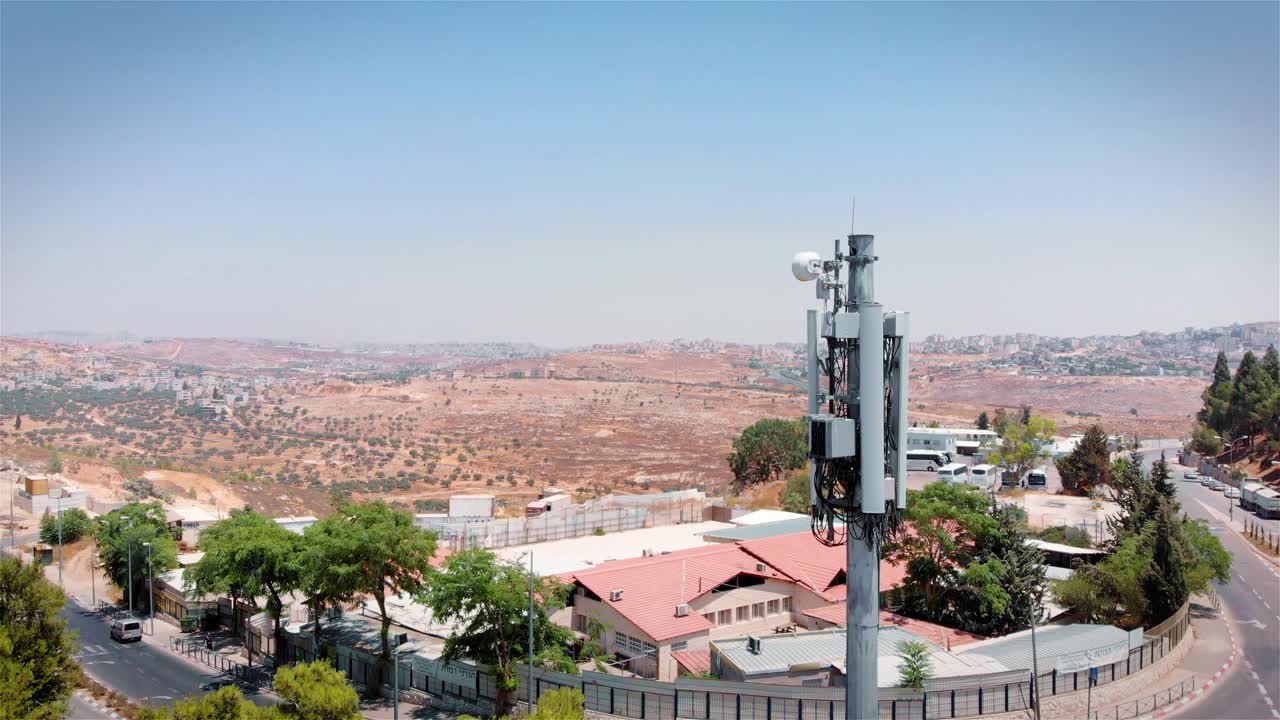 torre de telecomunicaciones en un entorno urbano