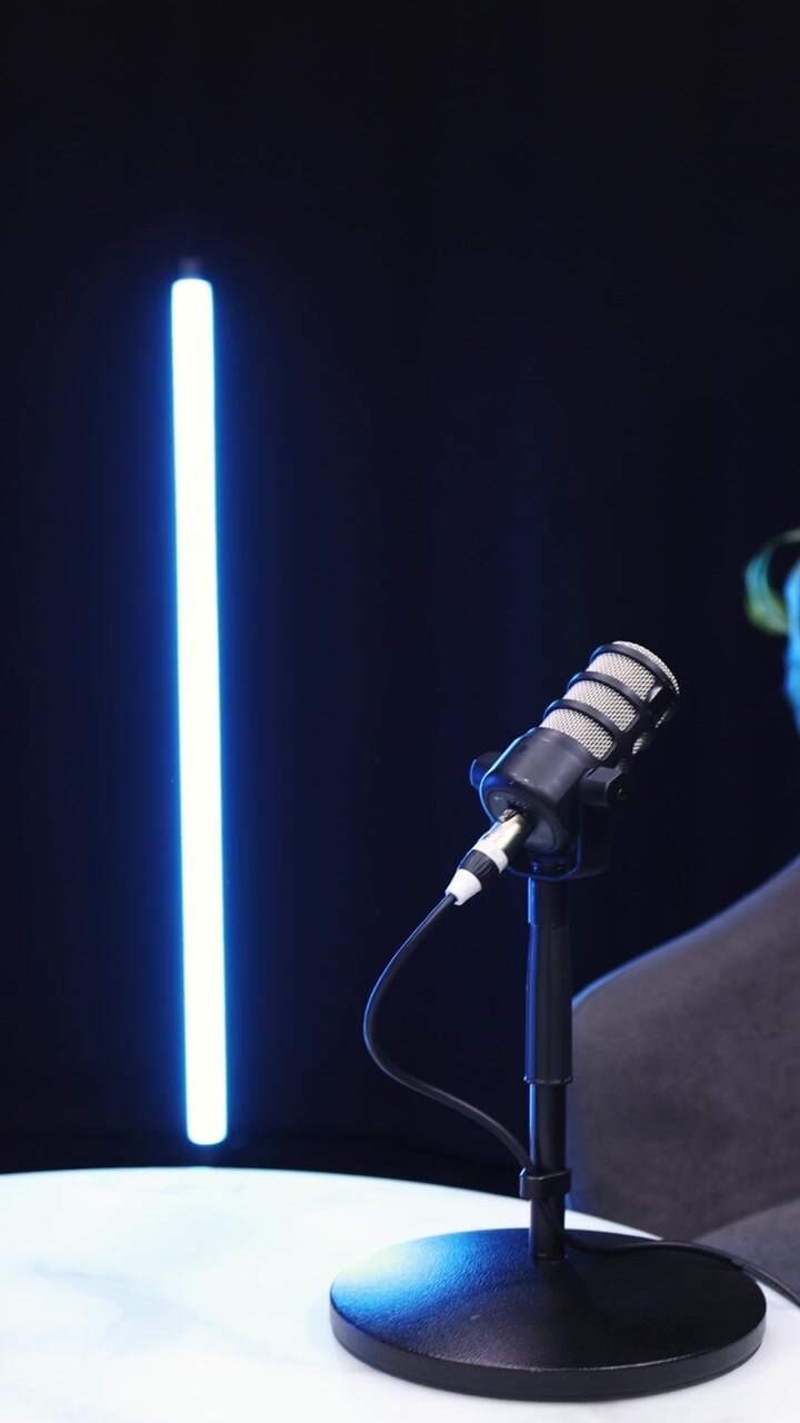 Microfono professionale su tavolo in studio moderno con luce blu