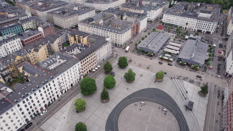 Eine-Aufnahme-Von-Oben-Fängt-Die-Lebhafte-Atmosphäre-Des-Israel-Plads-In-Kopenhagen-Tagsüber-Ein,-Mit-Menschenmassen-Und-Einer-Pulsierenden-Stadtlandschaft