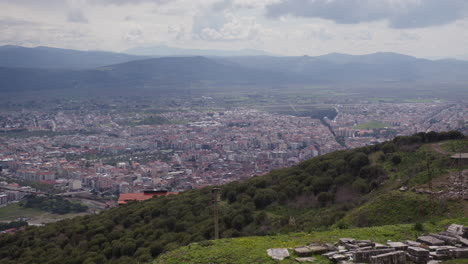 Landschaft-Hinter-Einem-Hügel-Einer-Stadt-Und-Bergen-In-Pergamon