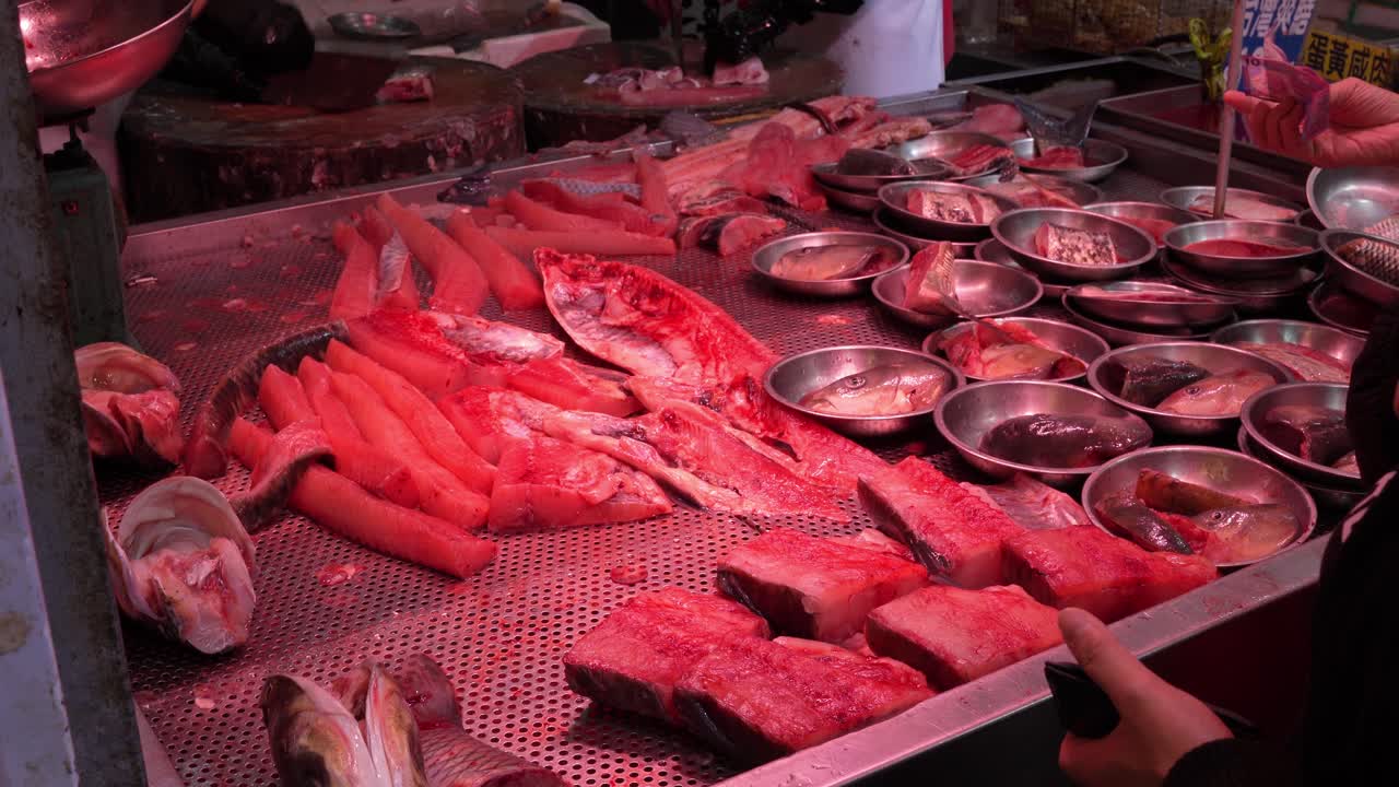 preparación de pescado en el mercado húmedo en asia