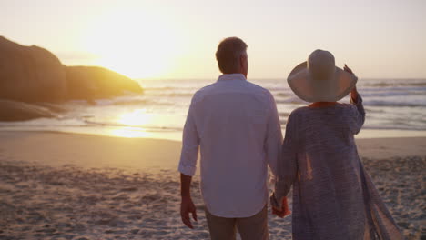una feliz pareja madura yendo a dar un paseo relajante