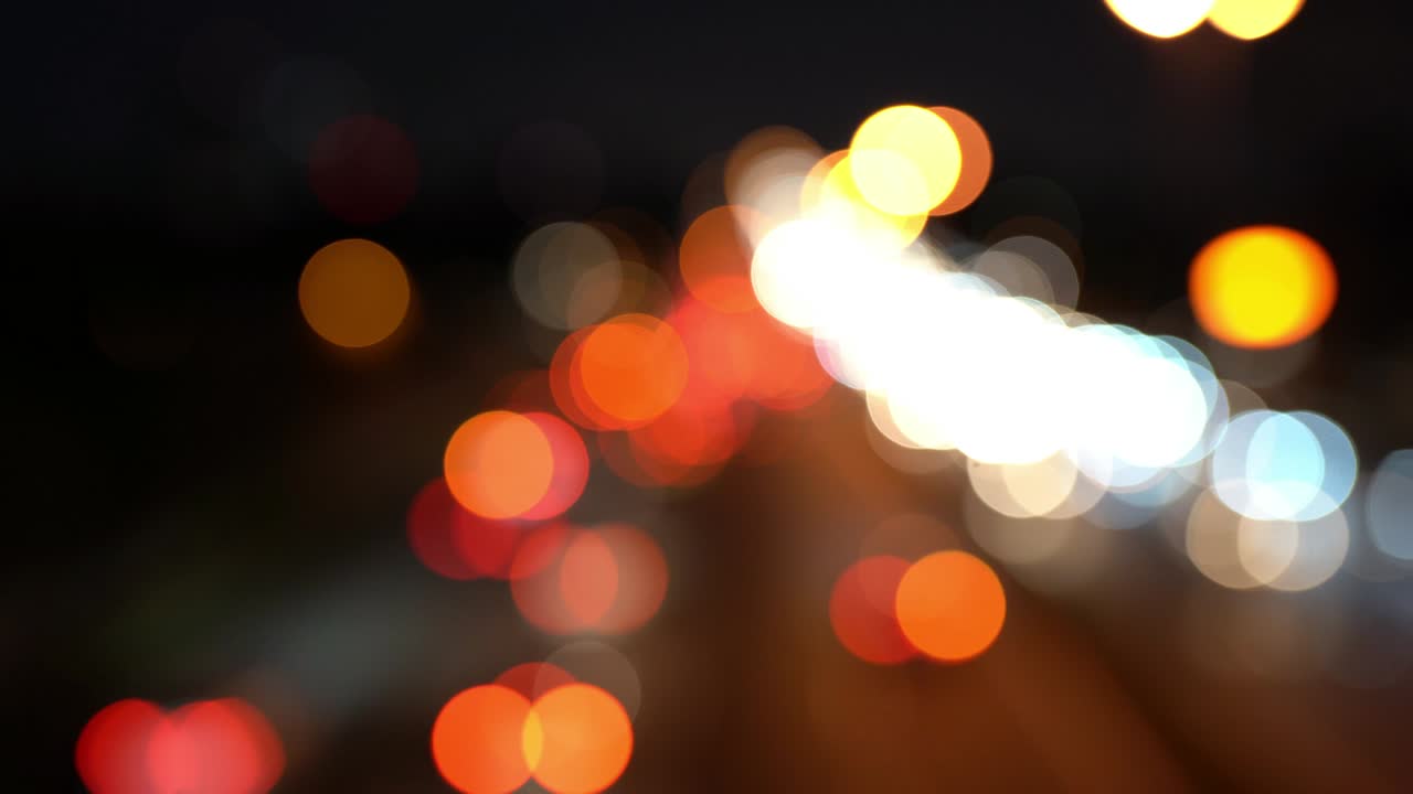 luces borrosas de los automóviles durante el tráfico intenso