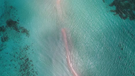 Impresionante-Vista-Aérea-Superior-Momento-En-Que-Las-Nubes-Pasan-Sobre-El-Banco-De-Arena-De-Cayo-De-Agua,-Tonos-Azules