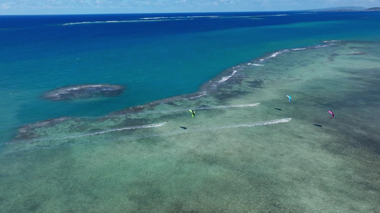 푸르키즈색 산호초 낙원 에서 카이트보드 를 타는 것