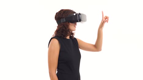 una joven empresaria está trabajando usando gafas de realidad virtual y haciendo gestos con las manos aislados sobre blanco
