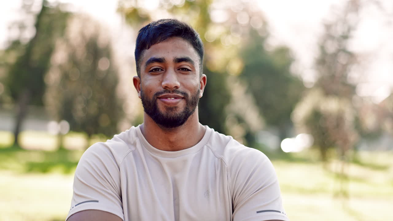 naturaleza, aptitud, sonrisa y rostro de hombre confiado