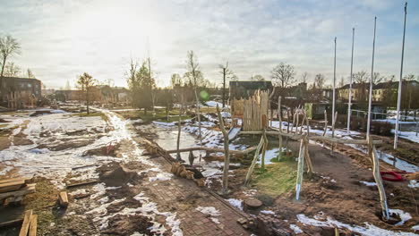 tiro de ángulo alto de un parque infantil en construcción en timelapse a lo largo de varias temporadas