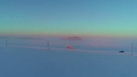 líneas eléctricas, carreteras y campos agrícolas interminables cubiertos de niebla profunda, vista aérea