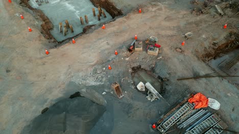 toma aérea de un sitio de construcción desordenado foso de tierra cimiento del edificio - vacío
