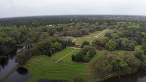 Toma-Panorámica-Aérea-De-La-Histórica-Plantación-De-Middleton-Place-A-Lo-Largo-Del-Río-Ashley-En-La-Zona-Baja-De-Carolina-Del-Sur