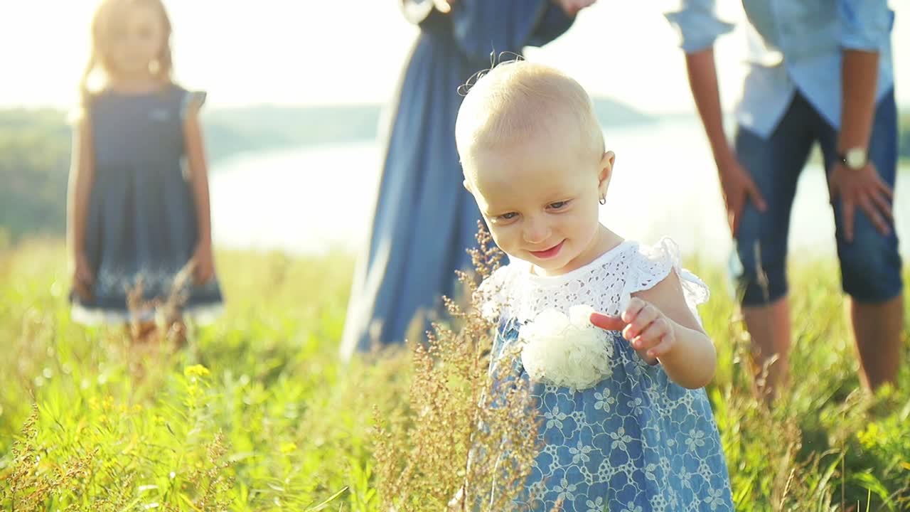 야외에서 하루를 즐기는 가족