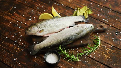 especias y limón alrededor del pescado