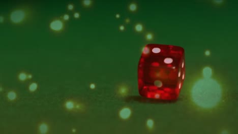 los dados rojos cayendo sobre la mesa verde