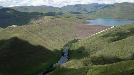 Wolken-Ziehen-Im-Zeitraffer-über-Den-Mohale-Staudamm-Und-Den-Senqunyane-Fluss,-Lesotho