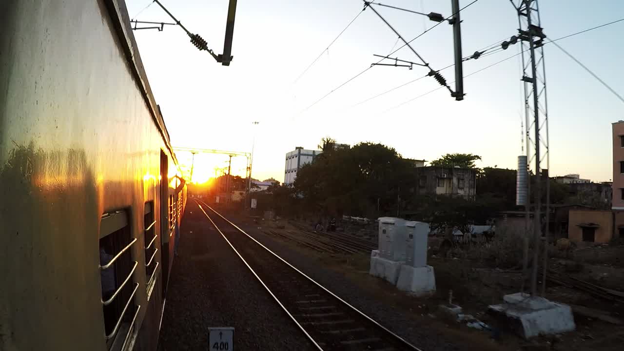 tren que sale de la estación durante la puesta de sol en chennai, india