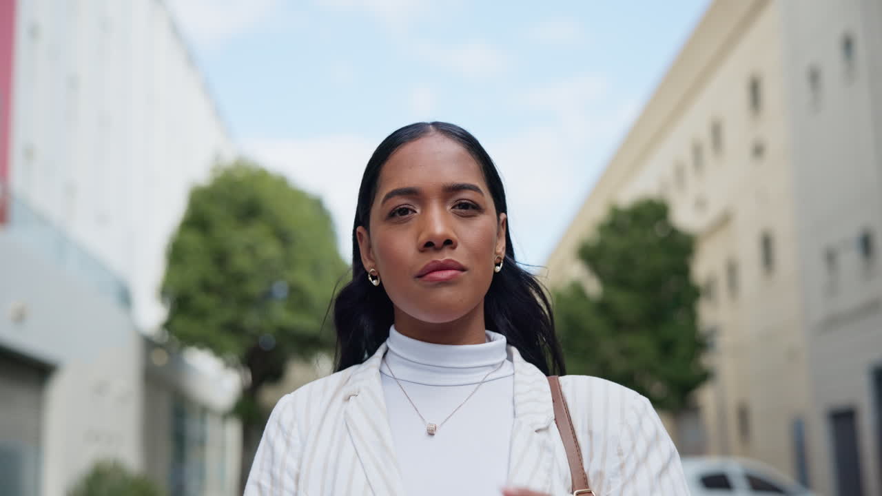 얼굴, 사업과 팔을 은 행복한 여성