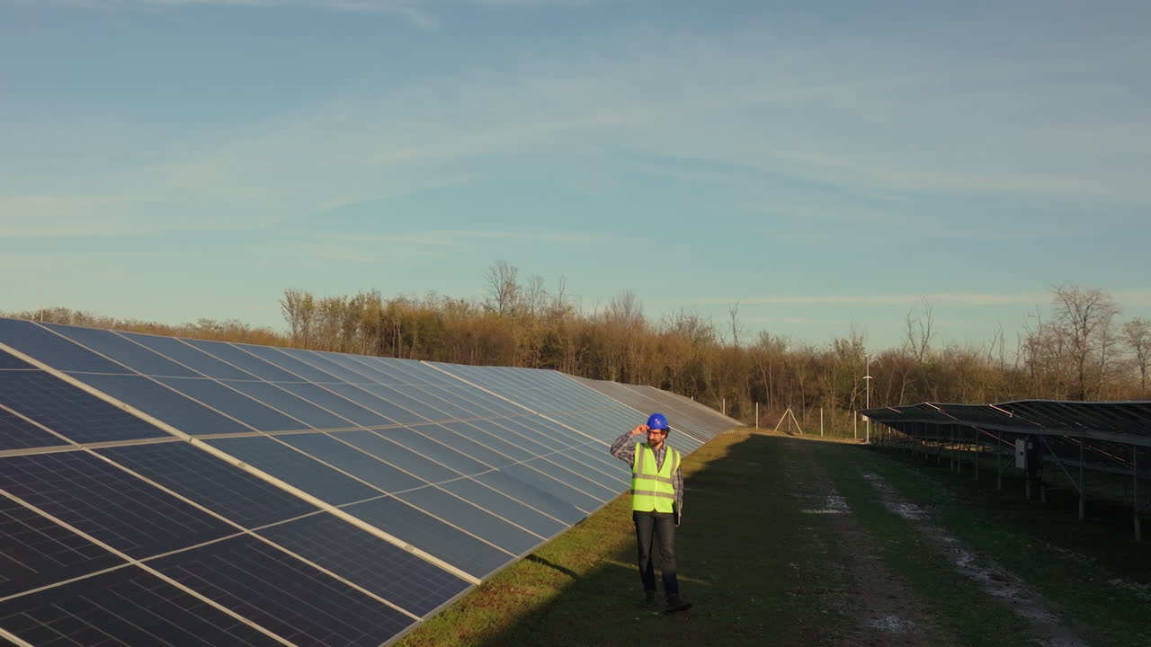 ingeniero inspeccionando paneles solares