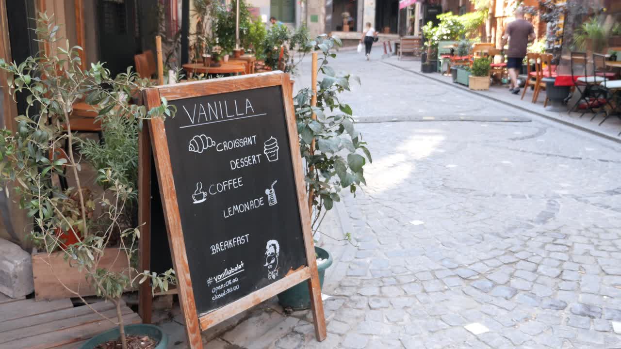 encantador café al aire libre en una calle de la ciudad