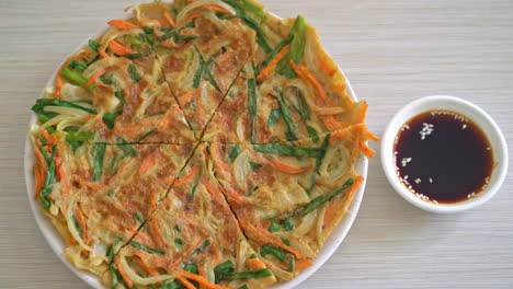 Pajeon-Oder-Koreanischer-Pfannkuchen-Oder-Koreanische-Pizza---Asiatischer-Essensstil