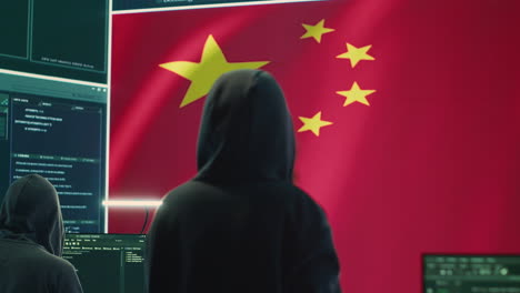 Hacker-Gubernamental-En-Oficina-De-Alta-Tecnología-Con-Bandera-China-Mostrada-En-Pantalla-Grande