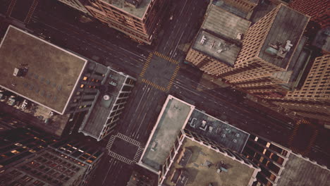 vista aérea de una intersección desierta de la ciudad