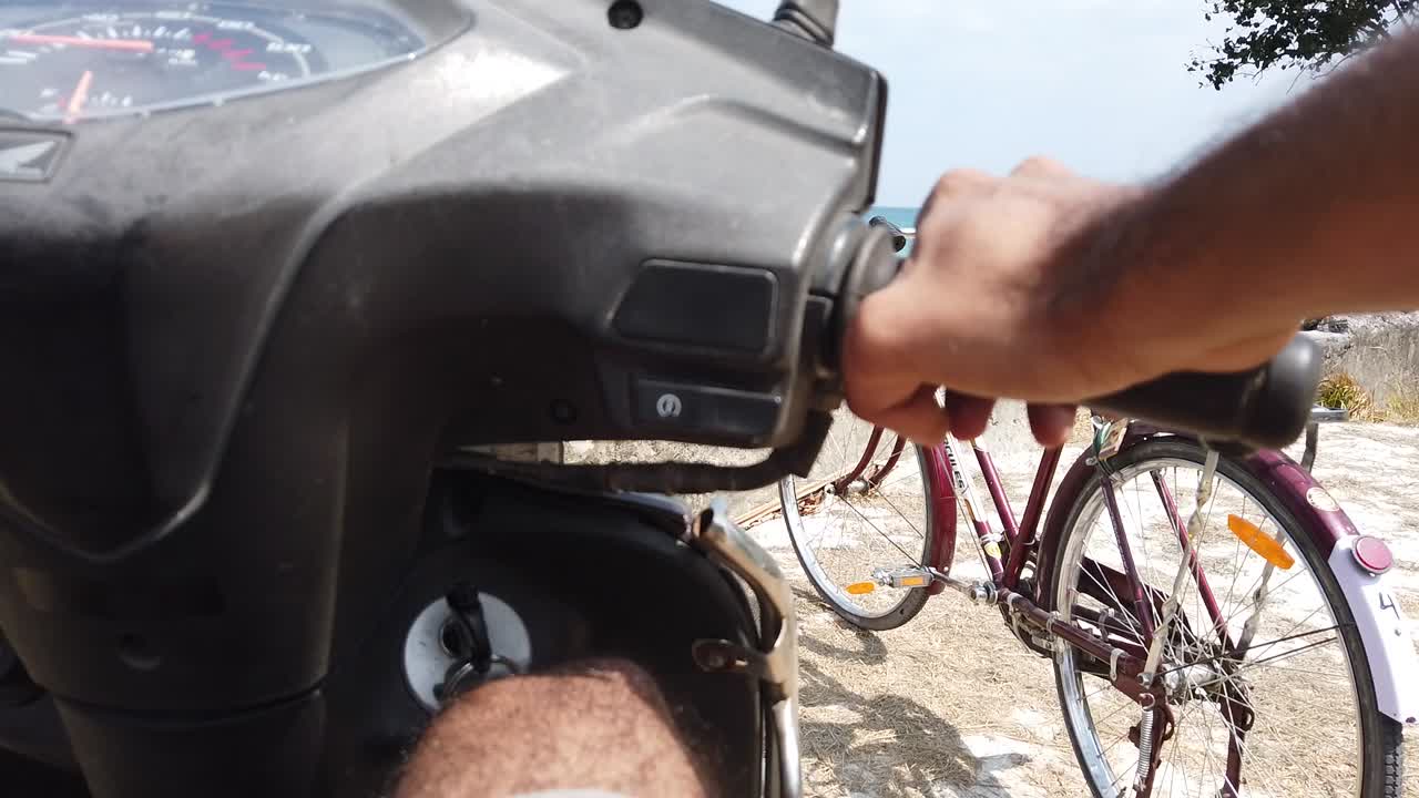 un turista monta un scooter alquilado a una playa remota en las islas andaman en la india