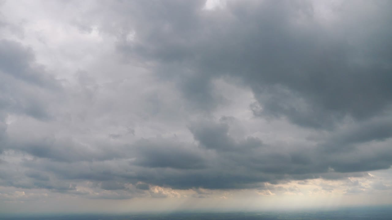 폭풍우와 어두운 구름 속에서 비행 4k 느린 동작 60fps